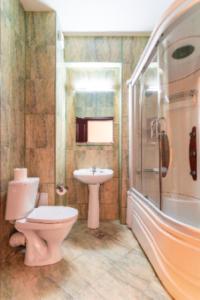 La salle de bains est pourvue de toilettes et d'un lavabo. dans l'établissement Hotel Victoria, à Costinesti
