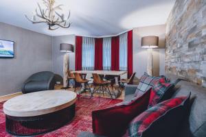 salon z kanapą i stołem w obiekcie Alpine City Living by we rent, SUMMERCARD INCLUDED w mieście Zell am See