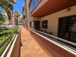 une passerelle vide à côté d'un bâtiment dans l'établissement APARTAMENTO 2ª LINEA DE PLAYA, à Roquetas de Mar