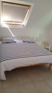 1 dormitorio con 1 cama con luz encendida en La Maison de Lésa en Kerandraou