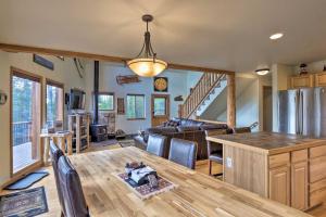 sala de estar con cocina y mesa de comedor en Colorado Lodge with Mountain Views, Near Trails, en Fairplay