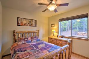 Una cama o camas en una habitación de Colorado Lodge with Mountain Views, Near Trails