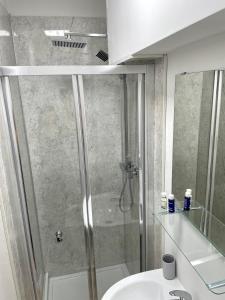 ein Bad mit einer Dusche und einem Waschbecken in der Unterkunft Studio16 in Bristol