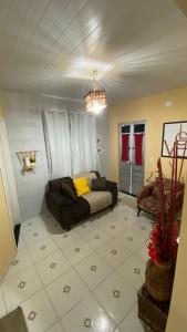 een woonkamer met een bank en een tapijt bij Manancial Flats in Maragogi