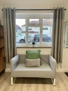 ein Sofa im Wohnzimmer mit Fenster in der Unterkunft Studio16 in Bristol