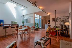 un soggiorno aperto con tavolo e sedie di Funtanir Rooms a Bologna