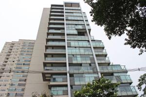 ein großes Apartmenthaus mit einer Leiter davor in der Unterkunft Loft 811 Brooklin by OBA in São Paulo