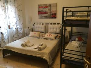 - une chambre avec 2 lits superposés et des serviettes dans l'établissement Casa Sangion, à Caorle