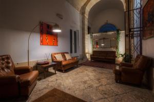 sala de estar con sillones de cuero y sofá en Relais Palazzo Vaglio, en Nardò