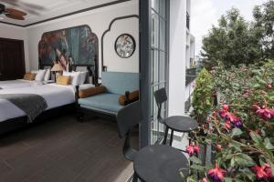 Postel nebo postele na pokoji v ubytování ARTIS Hotel Da Lat
