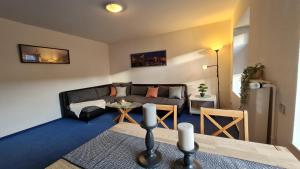 ein Wohnzimmer mit einem Sofa und einem Tisch in der Unterkunft Ferienwohnung Camping Buchholz in Hamburg
