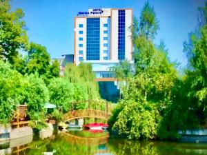un edificio en la distancia con un río y un edificio en Merian Palace Hotel, en Stara Zagora