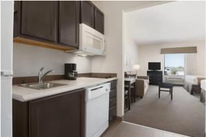 Kuchyň nebo kuchyňský kout v ubytování PetroStay Inn & Suites Cotulla