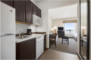 Kuchyň nebo kuchyňský kout v ubytování PetroStay Inn & Suites Cotulla
