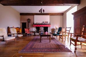 sala de estar con muebles y chimenea en Le château du Fraysseix à Roziers-Saint-Georges en Roziers-Saint-Georges
