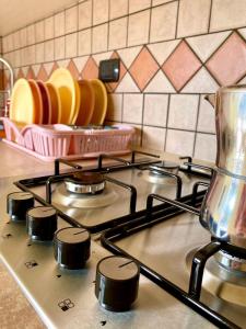 un piano cottura in una cucina con piatti in un cesto di La Divina a Cosenza