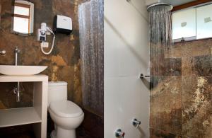 ein Bad mit einem WC, einem Waschbecken und einer Dusche in der Unterkunft La Casa de Santiago Hotel in Cabanaconde