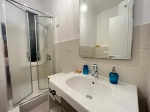 Et badeværelse på Appartamento Aria di mare + 4 billeder