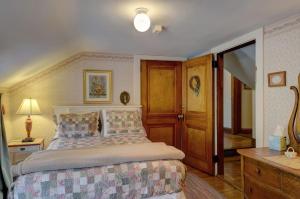 ein Schlafzimmer mit einem großen Bett und einer Holztür in der Unterkunft Melville House Newport in Newport