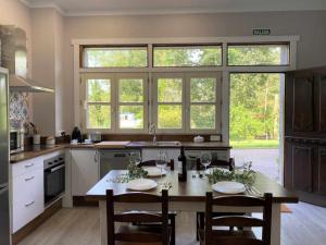 A kitchen or kitchenette at Casa de Los Carpinteros
