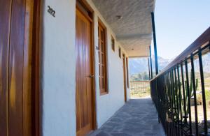 - un couloir d'une maison avec une porte et un balcon dans l'établissement La Casa de Santiago Hotel, à Cabanaconde