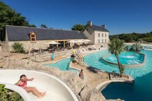 Bazén v ubytování Mobilhome tout confort M9 domaine de Lanniron nebo v jeho okolí