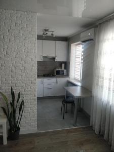 eine Küche mit einem Tisch und einem Esszimmer in der Unterkunft Studio COMFORT on Golovna street in Czernowitz