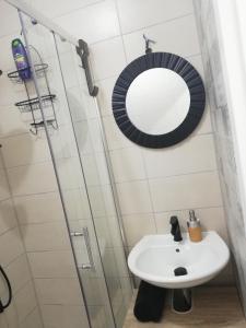 y baño con lavabo y espejo. en Studio apartman Noa, en Rijeka