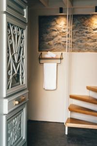 Baño con toallero junto a una puerta en Katerina's Suite en Plomari