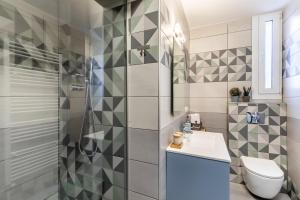 y baño con aseo, lavabo y ducha. en Folia apartment, en Skopelos Town
