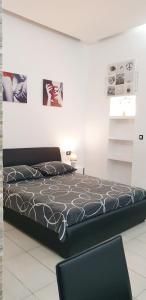 1 dormitorio con 1 cama en una habitación blanca en Studios Centar, en Split