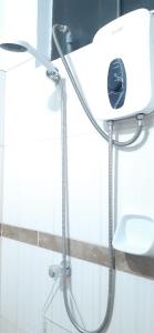 La salle de bains est pourvue d'une douche avec un pommeau de douche. dans l'établissement Departamento Familiar Pimentel - Ica, à Ica
