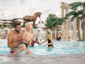 un homme et un enfant dans une piscine dans l'établissement MT. OLYMPUS WATER PARK AND THEME PARK RESORT, à Wisconsin Dells