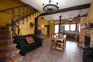 Posedenie v ubytovaní Casa rural de estilo rustico con SPA