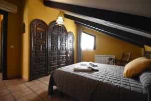 A bed or beds in a room at Casa rural de estilo rustico con SPA
