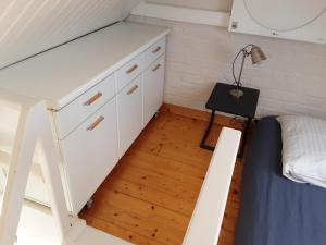 - une petite chambre avec un lit, un bureau et une table dans l'établissement Sixtyfour penthouse, à Knokke-Heist