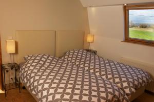 sypialnia z łóżkiem i oknem w obiekcie Au détour du Trieu w mieście Estaimbourg