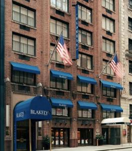 紐約的住宿－The Blakely by LuxUrban，前面有美国国旗的建筑