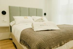 Llit o llits en una habitació de Reyes Católicos Premium Homes