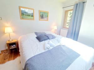 Łóżko lub łóżka w pokoju w obiekcie LES CIMES BLANCHES CLEDICIHOME Chalet 10 pers SPA & Grand terrain 4 MINUTES DES PISTES