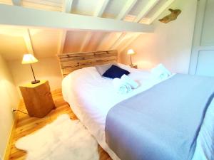 Łóżko lub łóżka w pokoju w obiekcie LES CIMES BLANCHES CLEDICIHOME Chalet 10 pers SPA & Grand terrain 4 MINUTES DES PISTES