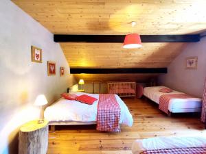 Łóżko lub łóżka w pokoju w obiekcie LES CIMES BLANCHES CLEDICIHOME Chalet 10 pers SPA & Grand terrain 4 MINUTES DES PISTES