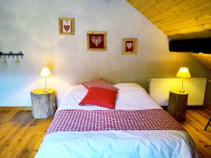 Łóżko lub łóżka w pokoju w obiekcie LES CIMES BLANCHES CLEDICIHOME Chalet 10 pers SPA & Grand terrain 4 MINUTES DES PISTES