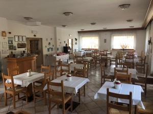 Restoran või mõni muu söögikoht majutusasutuses Garnì Mariolina