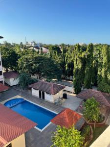 an overhead view of a swimming pool in a resort at 3BR with pool & gym Apartment by MAS in Dar es Salaam +10 photos