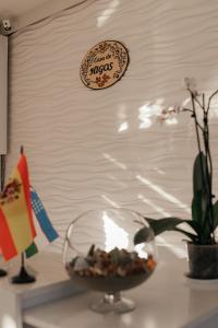 einen Teller an einer Wand mit einer Schüssel auf einem Tisch in der Unterkunft Casa de Higos in Samarkand