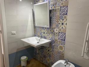 ein Bad mit einem Waschbecken und einem WC in der Unterkunft Tenuta Belvedere Cilento in Montecorice