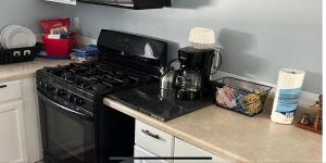 Una encimera de cocina con una estufa negra horno superior en Aire Apartment 3 Bedroom Jersey Shore Premium Beach House, en Seaside Heights