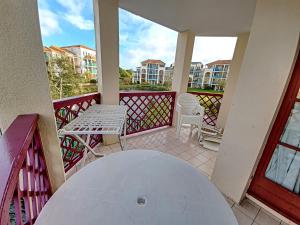 Balcony o terrace sa Résidence 1 située dans un Magnifique Village Vacances Familiale