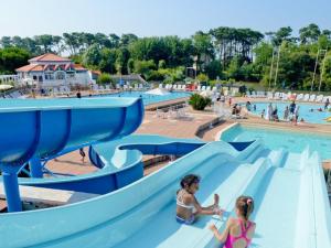 Bazén v ubytovaní Résidence 1 située dans un Magnifique Village Vacances Familiale alebo v jeho blízkosti